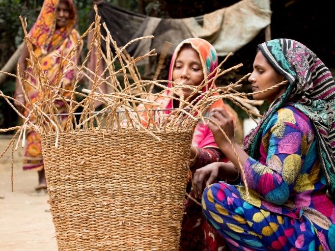 Frauen beim Korbflechten